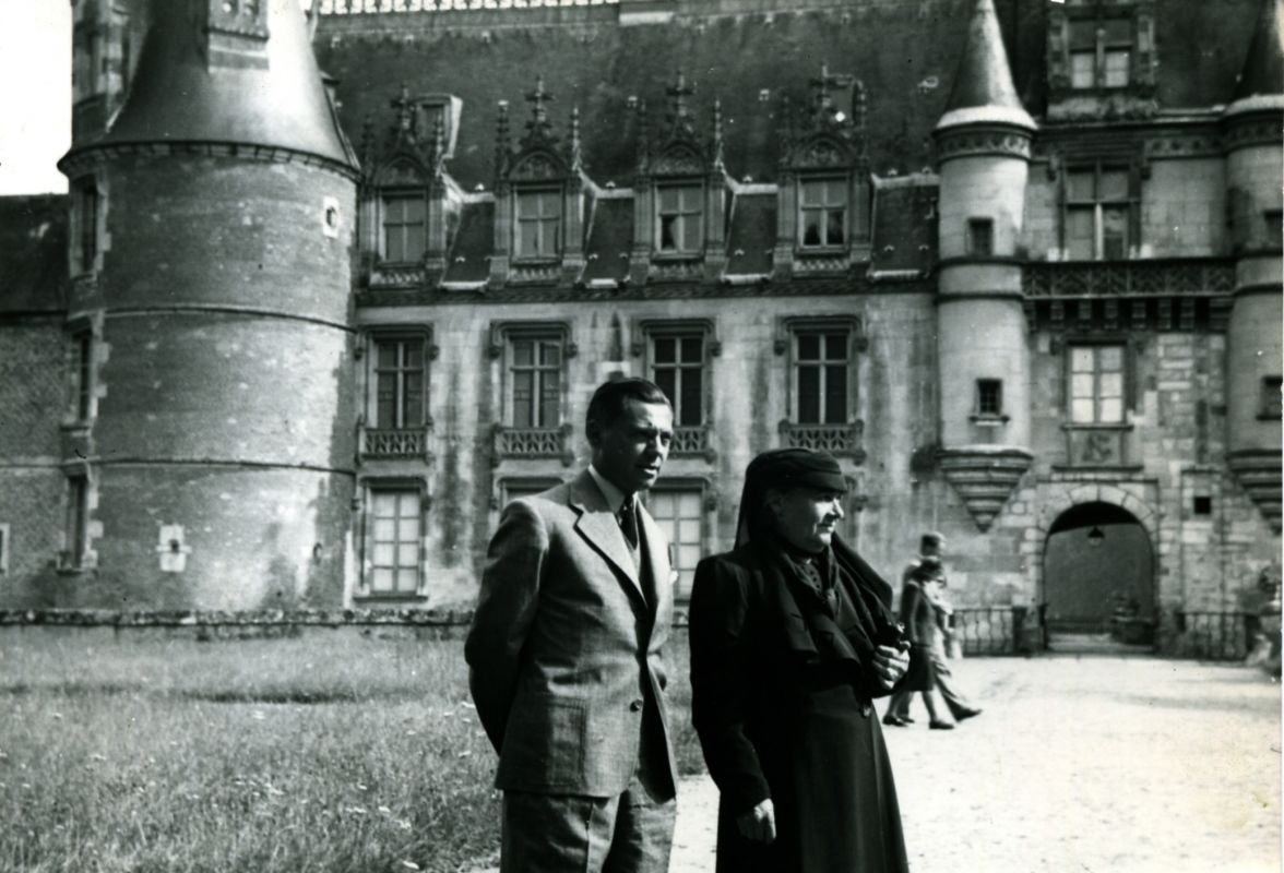 Jean Moulin et sa mère au château de Maintenon, août 1939. 