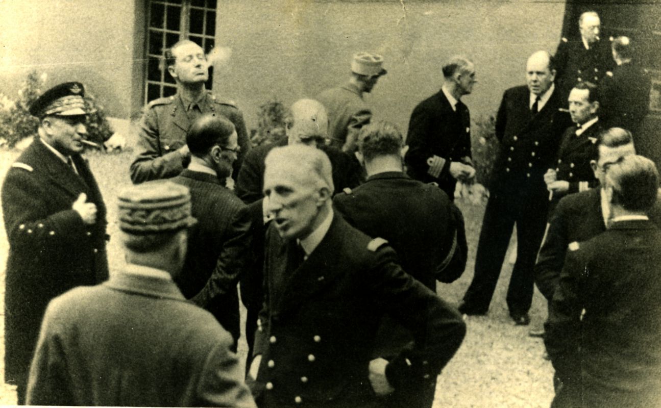 L’Etat-Major de la Marine à Maintenon en présence de Winston Churchill et de l’amiral Darlan (Jean Moulin est de dos à droite), 3 novembre 1939. 