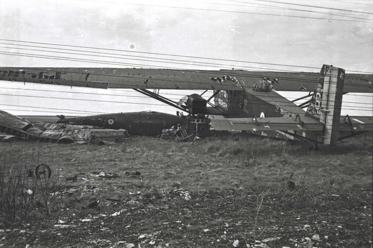  Base aérienne de Chartres, avions français détruits au sol, 3 ou 13 juin 1940.