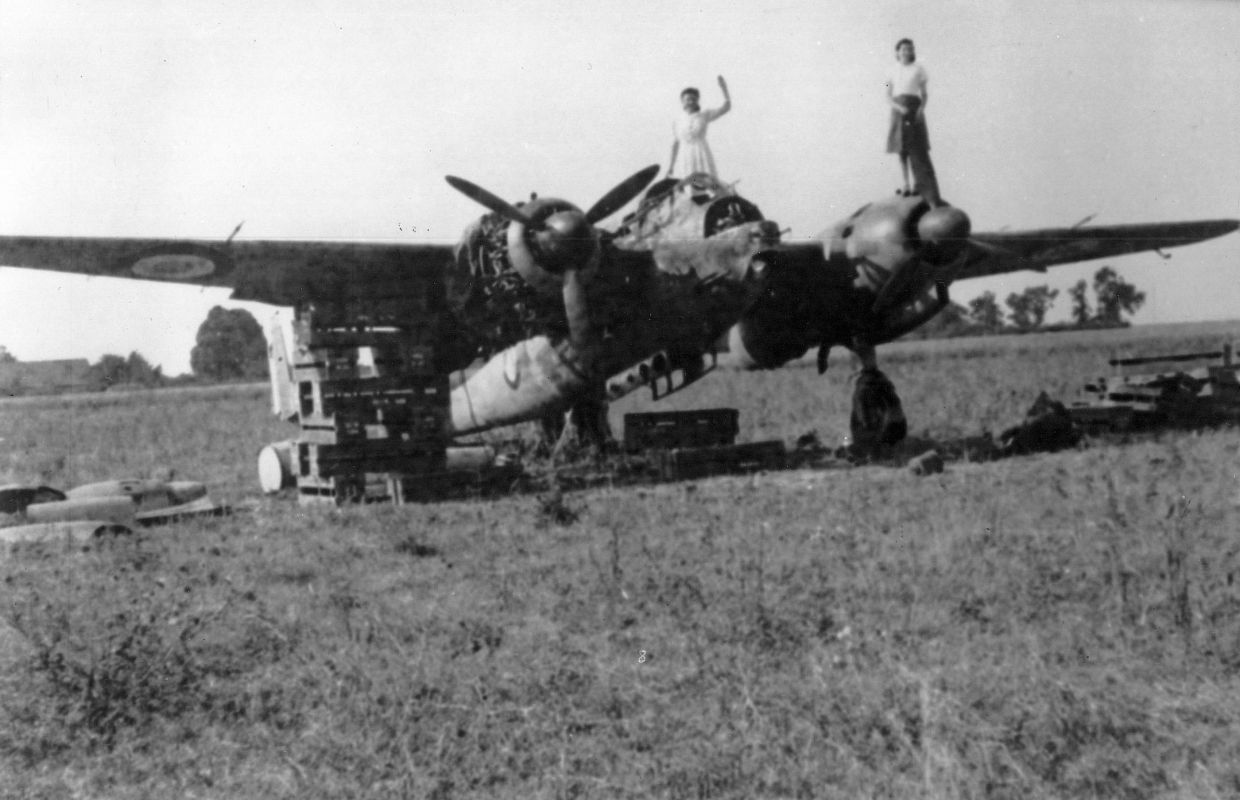 Terrain de Voves-Bessay, avion français abandonné, touché lors d’un raid le 9 juin 1940. 