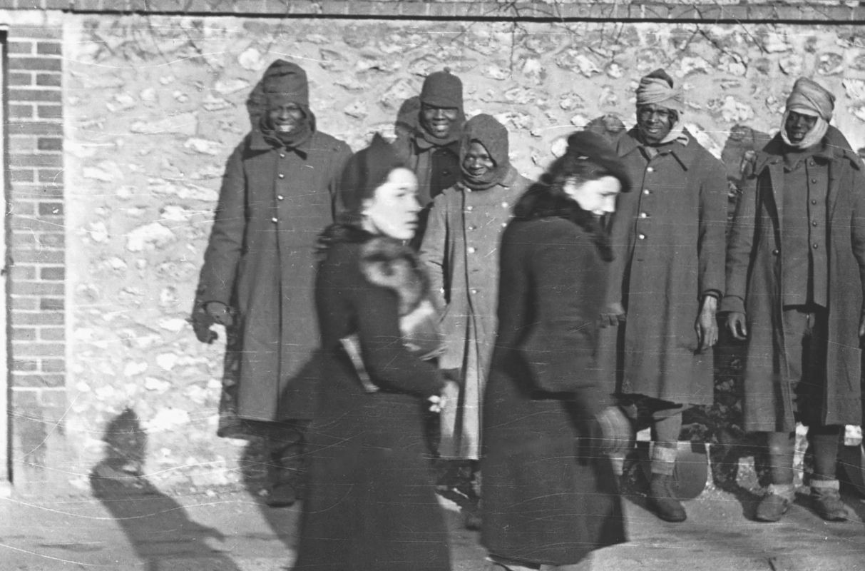 Chartres, tirailleurs sénégalais prisonniers affectés à l’entretien de la voirie. 